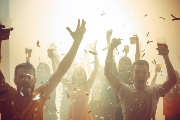 Vida nocturna y concepto disco. Los jóvenes bailan en el club. —  Fotos de Stock