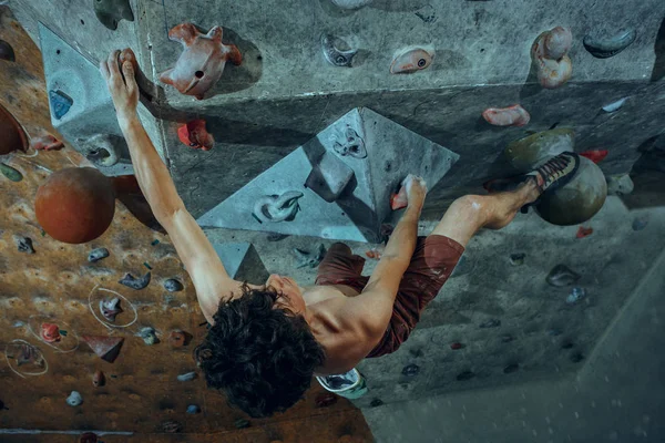 Wspinacz Młody Człowiek Wspinaczkowe Sztuczne Boulder Pomieszczeniu Wspinaczka Koncepcja Ekstremalnych — Zdjęcie stockowe