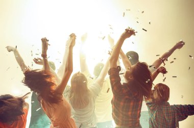 Gece hayatı ve disko konsepti. Gençler kulüpte dans ediyor..