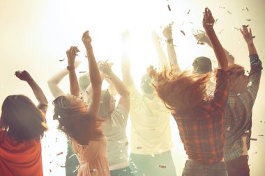 Gece hayatı ve disko konsepti. Gençler kulüpte dans ediyor..