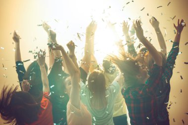 Gece hayatı ve disko konsepti. Gençler kulüpte dans ediyor..