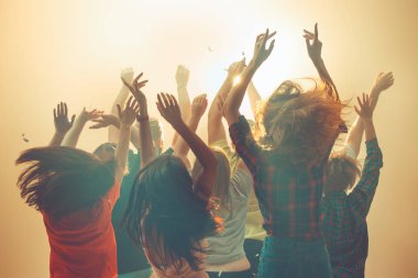 Gece hayatı ve disko konsepti. Gençler kulüpte dans ediyor..