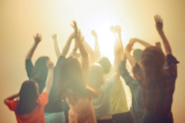 Gece hayatı ve disko konsepti. Gençler kulüpte dans ediyor..