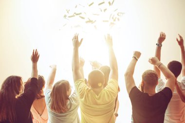 Gece hayatı ve disko konsepti. Gençler kulüpte dans ediyor..