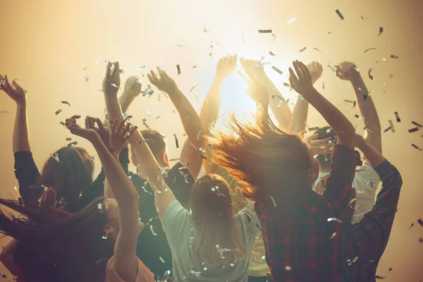 Conceito de vida noturna e discoteca. Os jovens estão dançando no clube. — Fotografia de Stock