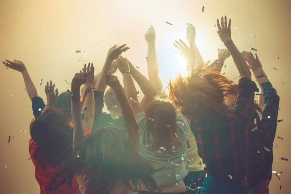 Vida nocturna y concepto disco. Los jóvenes bailan en el club. — Foto de Stock