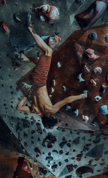 Free climber young man climbing artificial boulder indoors — Stock Photo, Image