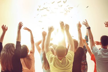 Gece hayatı ve disko konsepti. Gençler kulüpte dans ediyor..