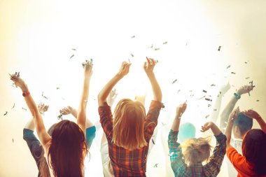 Gece hayatı ve disko konsepti. Gençler kulüpte dans ediyor..