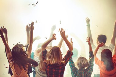 Gece hayatı ve disko konsepti. Gençler kulüpte dans ediyor..