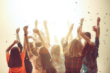 Gece hayatı ve disko konsepti. Gençler kulüpte dans ediyor..