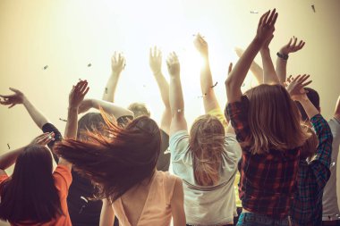 Gece hayatı ve disko konsepti. Gençler kulüpte dans ediyor..