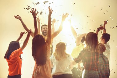 Gece hayatı ve disko konsepti. Gençler kulüpte dans ediyor..