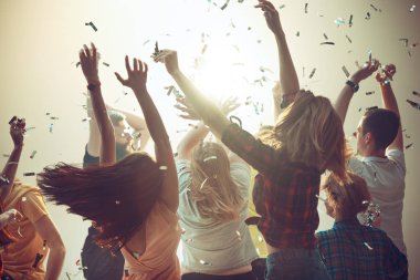 Gece hayatı ve disko konsepti. Gençler kulüpte dans ediyor..