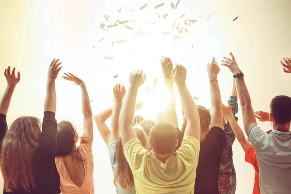 Gece hayatı ve disko konsepti. Gençler kulüpte dans ediyor..