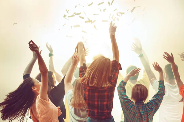 Vida nocturna y concepto disco. Los jóvenes bailan en el club. — Foto de Stock