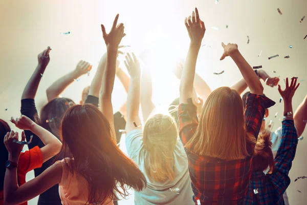 Vida nocturna y concepto disco. Los jóvenes bailan en el club. — Foto de Stock