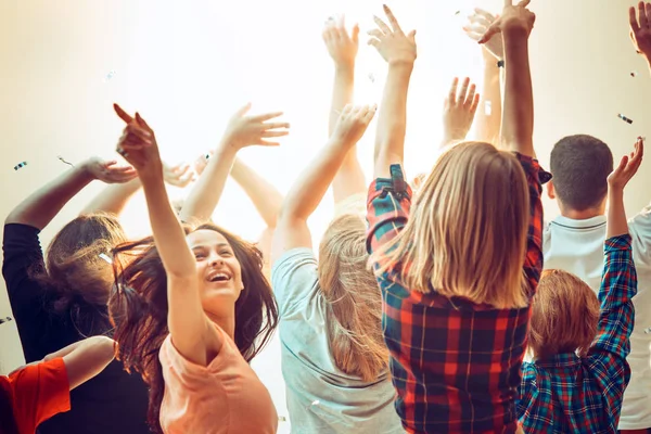 Vida nocturna y concepto disco. Los jóvenes bailan en el club. — Foto de Stock