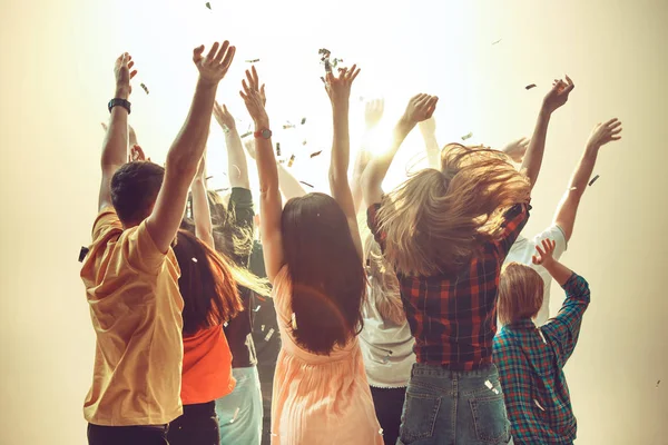 Vida nocturna y concepto disco. Los jóvenes bailan en el club. — Foto de Stock