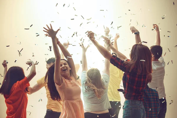 Vida nocturna y concepto disco. Los jóvenes bailan en el club. — Foto de Stock