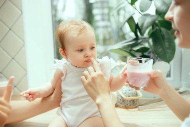 Kahvaltı hazırlarken mutfaktaki mutlu gülümseyen beyaz aile