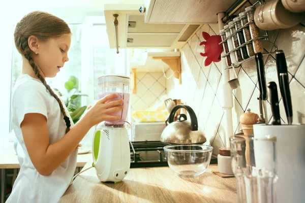 The happy smiling caucasian girl in the kitchen preparing breakfast — Stock Photo, Image
