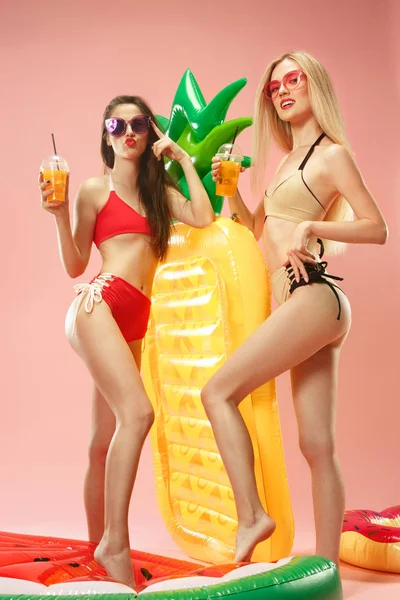Meninas bonitas em trajes de banho posando no estúdio. Retrato de verão adolescentes caucasianos sobre fundo rosa . — Fotografia de Stock