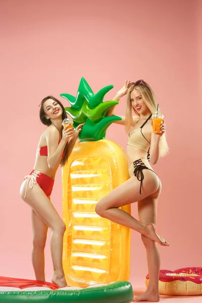 Chicas lindas en trajes de baño posando en el estudio. Retrato de verano caucásico adolescentes sobre fondo rosa . — Foto de Stock