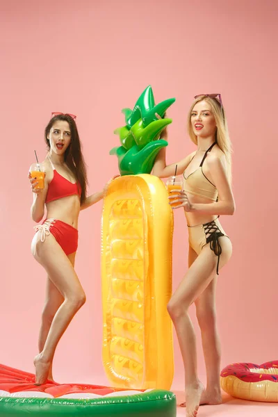Meninas Bonitas Maiô Posando Estúdio Bebendo Suco Laranja Retrato Verão — Fotografia de Stock