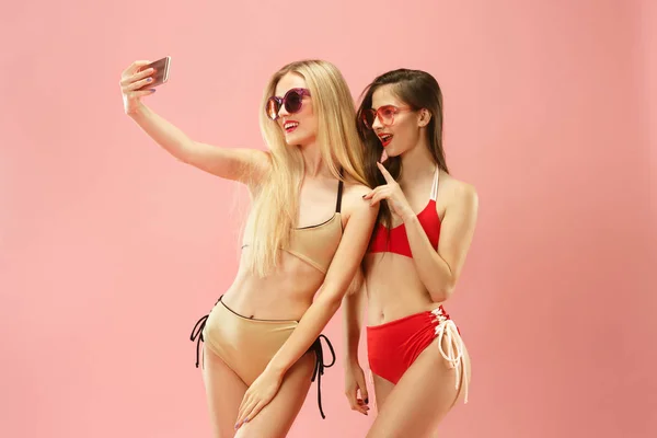 수영복 스튜디오에서 포즈에 귀여운 여자입니다. 분홍색 배경에 여름 초상화 백인 청소년. — 스톡 사진