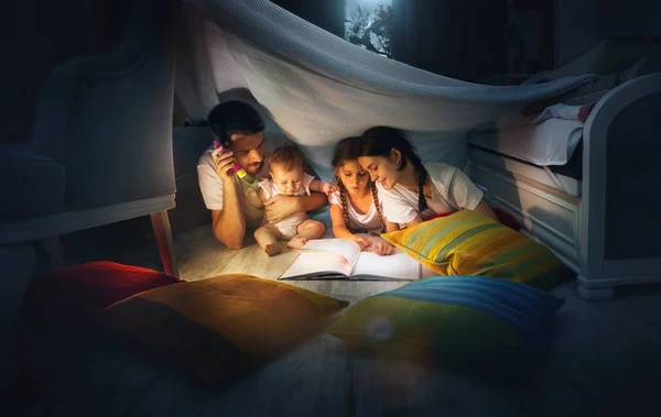 Маленькая девочка и бабушка читают дома книгу . — стоковое фото