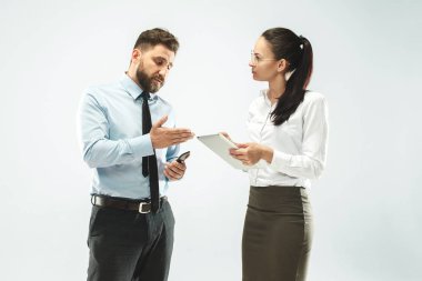 bir iş adamı meslektaşı ofiste dizüstü gösterir.