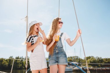 Deniz yatındaki çocuklar.