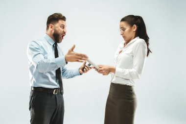 bir iş adamı meslektaşı ofiste dizüstü gösterir.