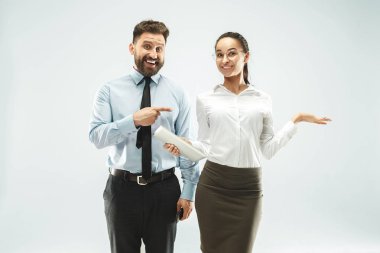 bir iş adamı meslektaşı ofiste dizüstü gösterir.
