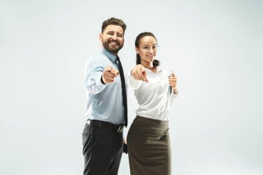 bir iş adamı meslektaşı ofiste dizüstü gösterir.