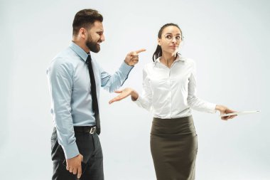 bir iş adamı meslektaşı ofiste dizüstü gösterir.