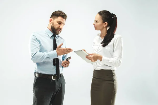 Un uomo d'affari mostra il portatile al suo collega in ufficio . — Foto Stock