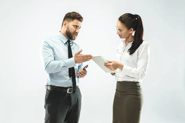 Ein Geschäftsmann zeigt seinem Kollegen im Büro den Laptop. — Stockfoto