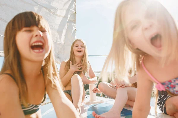 I bambini a bordo dello yacht di mare — Foto Stock
