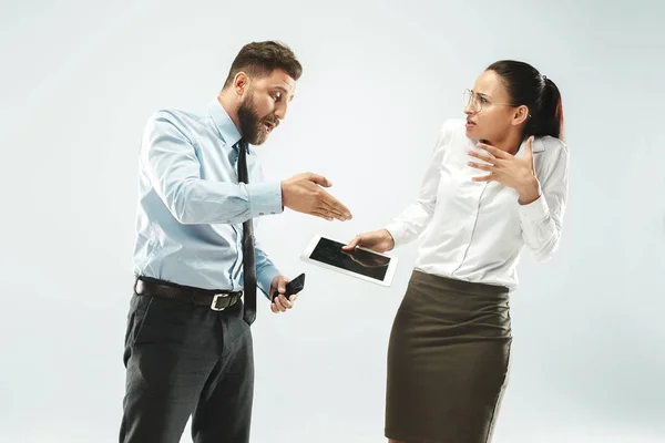 Un uomo d'affari mostra il portatile al suo collega in ufficio . — Foto Stock