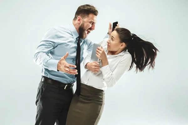 성 난 사업가 사무실에서 그의 동료. — 스톡 사진