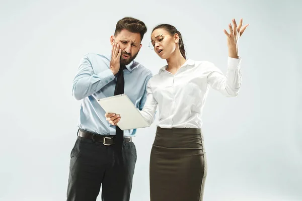 Un uomo d'affari mostra il portatile al suo collega in ufficio . — Foto Stock