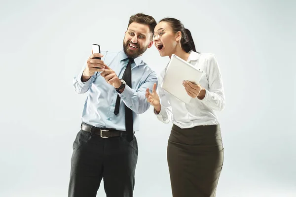 Feliz Jefe Hombre Secretaria Pie Oficina Estudio Hombre Negocios Mostrando — Foto de Stock