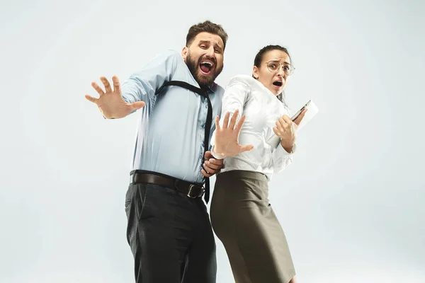 Retrato da mulher assustada e do homem — Fotografia de Stock