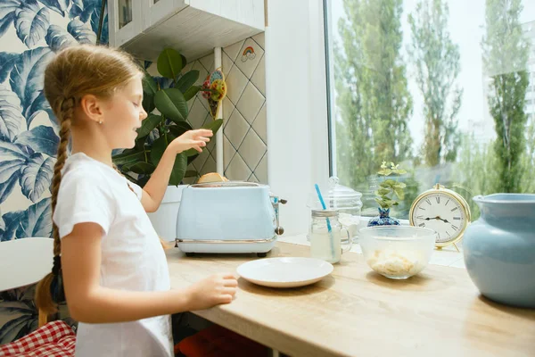 Piękna dziewczyna w jej kuchni rano przygotowuje śniadanie — Zdjęcie stockowe