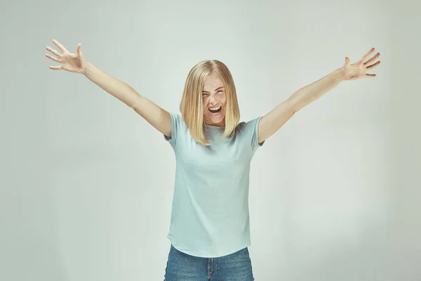 Ganar éxito mujer feliz éxtasis celebrando ser un ganador. Imagen energética dinámica del modelo femenino — Foto de Stock