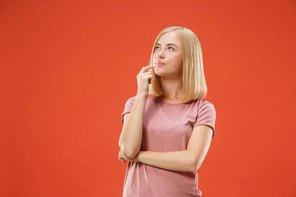 Giovane seria bionda premurosa con lentiggini donna. Concetto di dubbio . — Foto Stock