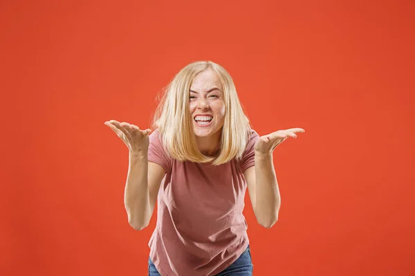 Hermoso retrato femenino de media longitud aislado en el fondo del estudio rojo. La joven mujer emocional sorprendida —  Fotos de Stock