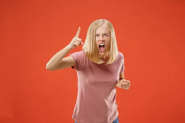 Bellissimo ritratto femminile a mezza lunghezza isolato su sfondo rosso studio. La giovane donna sorpresa emotiva — Foto Stock